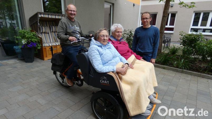 Heinrich Hertel, Marlis Bardenheuer, Ingrid Weber und Konrad Nickl freuen sich über die Rikscha. Damit haben nun auch nicht so mobile Senioren die Möglichkeit, zu einer Ausfahrt in den nahen Max-Reger-Park. Bild: Gerlinde Koch/exb