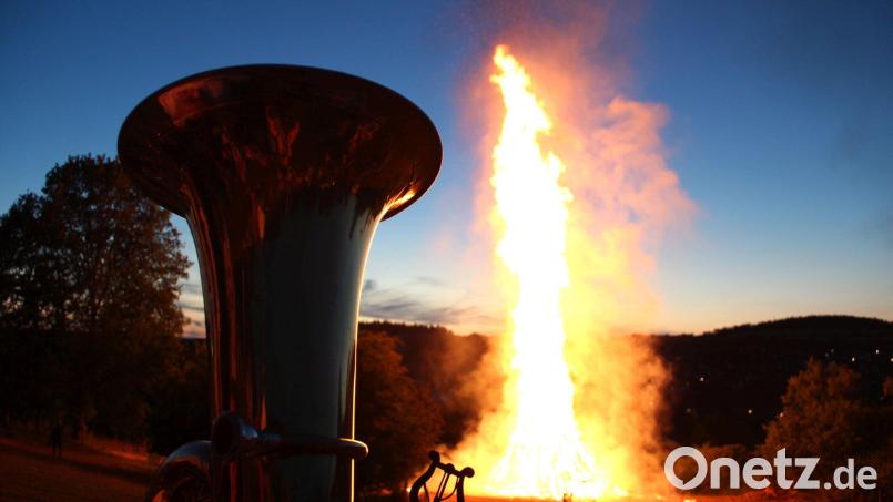 Romantisch lodert so ein Johannisfeuer. Es will aber gut beobachtet und kontrolliert sein. Archivbild: gri