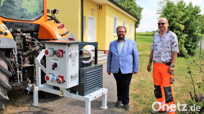 Wasserwart Robert Schraml (rechts) stellte Bürgermeister Hans Walter das neue Notstromaggregat vor. Bild: Gemeinde Kastl bei Kemnath/exb