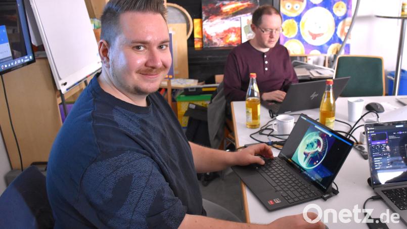 Georg Neumann hat am PC schon etliche Kunstwerke mit Hilfe von künstlicher Intelligenz kreiert. Für ihn ist das eindeutig individuelle Kunst, auch wenn er dafür weder Pinsel noch Farbe einsetzt. Alles, was Georg Neumann dafür braucht, ist seine Fantasie im Kopf, jede Menge Schlagwörter und ein gutes Computerprogramm für KI. Bild: ubb