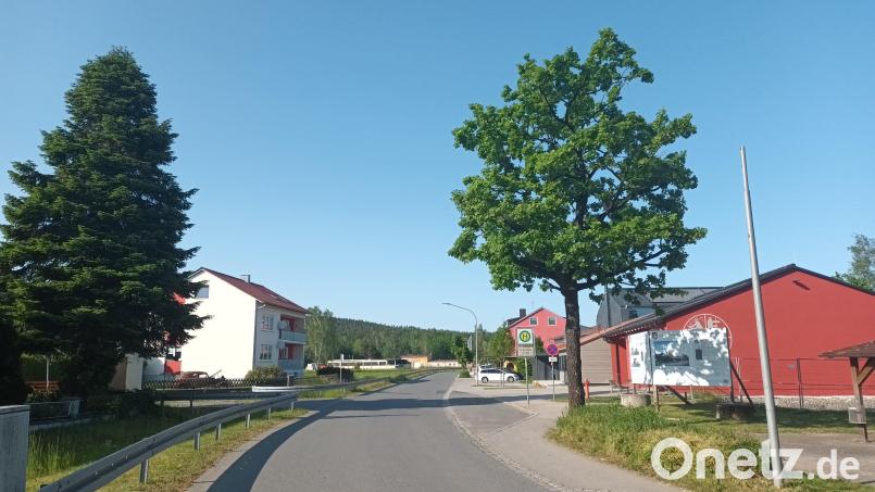 Schmucklos zeigt sich das Umfeld von Feuerwehrhaus und Gemeindezentrum in Schwarzenbach, viele Autofahrer kümmern sich wenig um &quot;Tempo 30&quot;. Doch das soll sich ändern, sobald alle planerischen und finanziellen Fragen geklärt sind. Bild: bjp