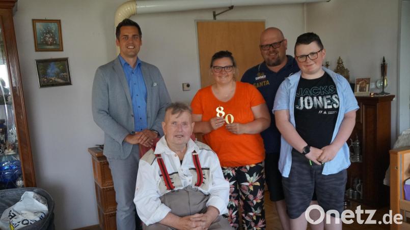 Bernd Schwarz feierte seinen 80. Geburtstag mit Sohn Marcus, Schwiegertochter Nancy, Enkel Cosmo und Bürgermeister Rudolf Teplitzky (links). Auch Vertreter der Feuerwehr und des Gartenbauvereins kamen zum Gratulieren in den Pfälzer Weg. Bild: wel