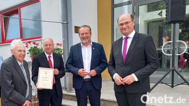 Anlässlich des „Schaufenster Nabburg“ bekommt Josef Hart (links) die Urkunde überreicht, die ihn zum Ehrenmitglied des TV 1880 Nabburg macht. Bild: jua