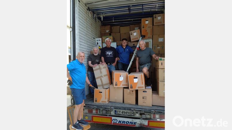 Viel Manpower wird beim Beladen des Lastwagens benötigt (von links) Anton Waldmann, Hans Karl, Franz Ficker, Gerhard Merkl und Benno Riedl. Bild: exb; Für das Leben und die Hoffnung/Hans Karl