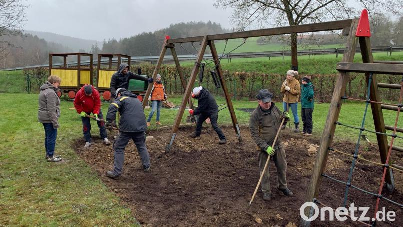 Die Siedlergemeinschaft hat zusammen mit Eltern und Sponsoren den Spielplatz im Dorf saniert. Neu angeschafft wurden ein Karussell und eine Schaukel für Kleinkinder. Bild: Siedlergemeinschaft/exb