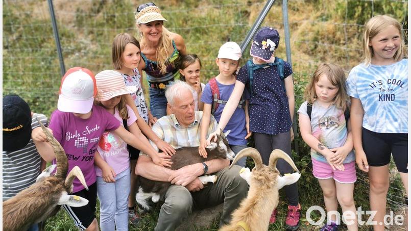 Den Jugendlichen aus Nabburg gefällt es bei den Ziegen. Bild: Heidi Eckl/exb