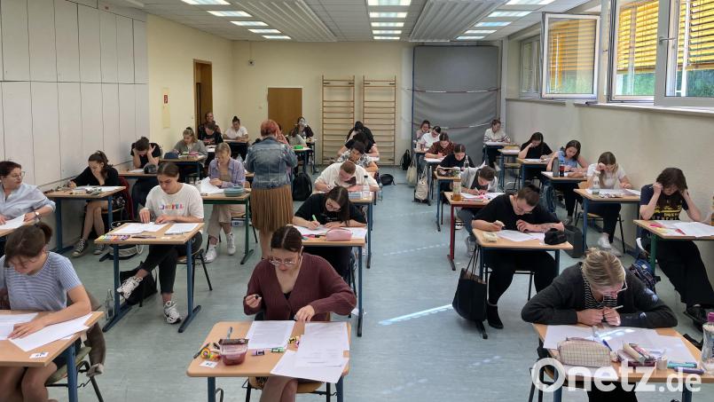 40 Studierende der Fachakademie schreiben die Abschlussprüfung in der Mehrzweckhalle am Beruflichen Schulzentrum in Neustadt/WN. Bild: wrm
