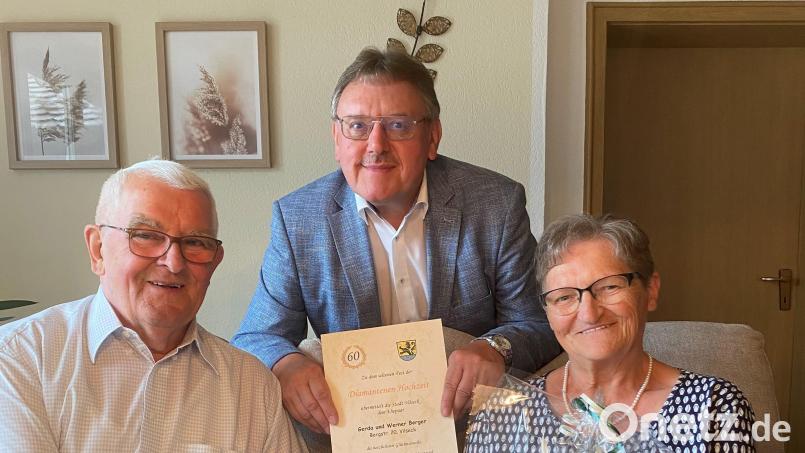 Bürgermeister Hans-Martin Schertl (Mitte) gratuliert dem Ehepaar Berger zur Diamantenen Hochzeit. Bild: Stefanie Gradl