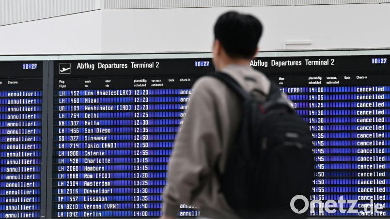 So wie dieser Passagier stand Steffi Mandry Mitte März vor der Anzeigetafel auf dem Nürnberger Flughafen. Sie konnte kaum glauben, dass ihr Flug annulliert wurde. Symbolbild: Angelika Warmuth/dpa