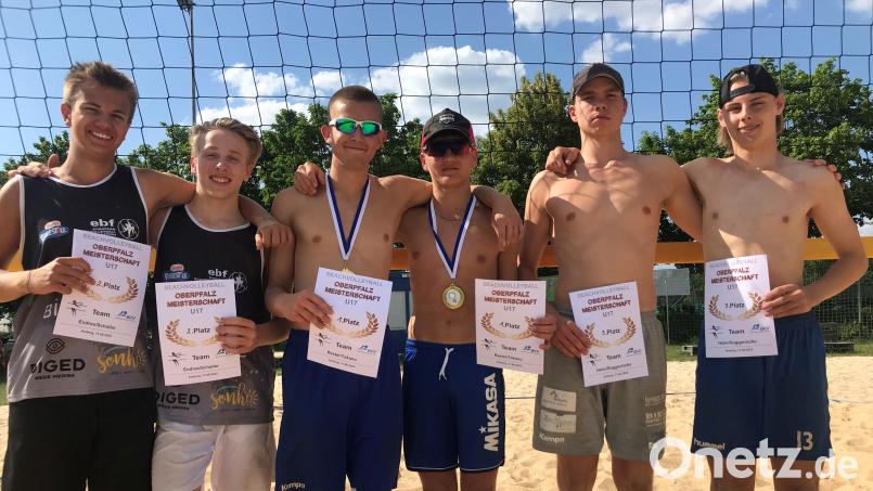 Die drei Sieger-Teams der OM U16 (von links): Schaller/Endres (VC Amberg/SV Lohhof), Rester/Takano (VC Schwandorf/TSV Grafing), Helm/Roggenhofer (VC Amberg). Bild: gsp
