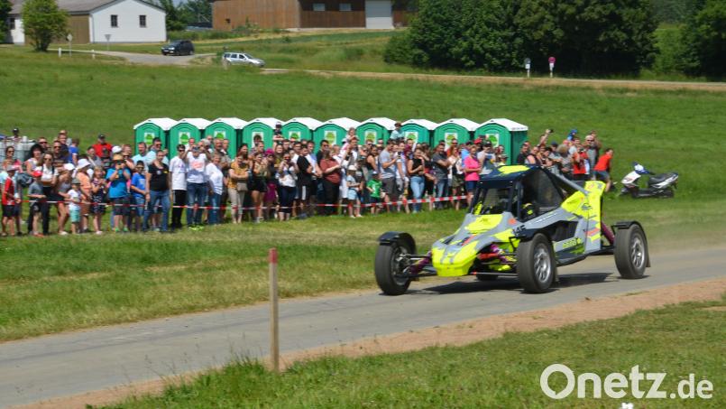 Bei den Motorsportvorführungen in Burgtreswitz für die Kinderkrebshilfe in der Region Oberpfalz Nord gab es neben dröhnenden Motoren und viel Staub enorm Gutes für schwerst- und krebskranke Kinder. Der gesamte Erlös des Tages und sämtliche Spenden kommen der bekannten Organisation zugute. Bild: dob