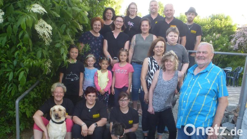 "Kreuzwirt" Michael Wilholm spendet jeweils 1000 Euro an die Grundschule Schwarzhofen und an die Rettungshunde-Staffel der Feuerwehr Schwarzhofen. Bild: Mandl/exb