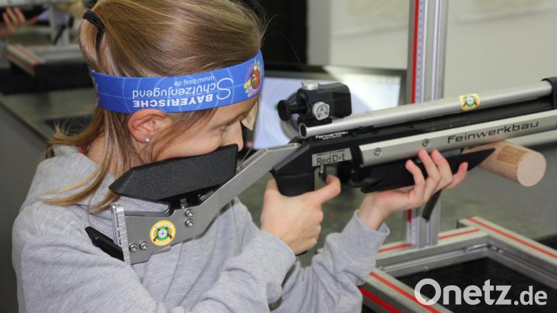 Die siebenjährige Mathilda Bäuml beim Schießen mit dem Lichtgewehr. Bild: kro
