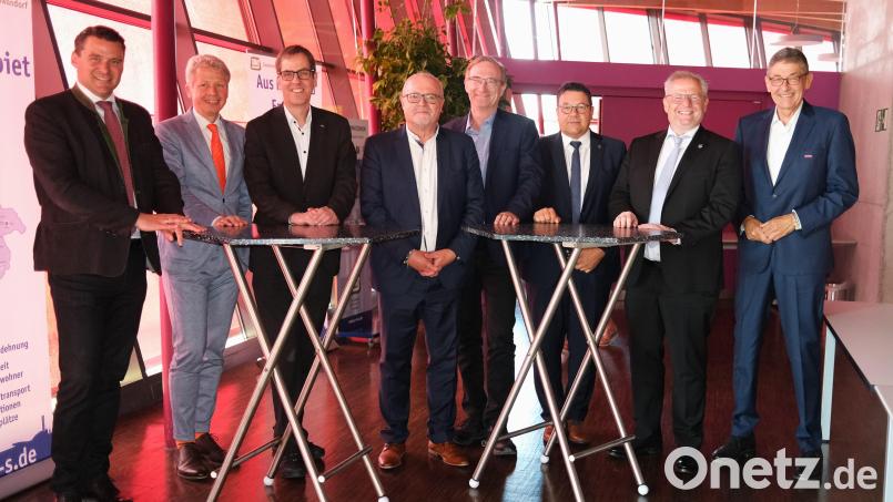 Sie stellten das Konzept für das Technologie-Transferzentrum in Schwandorf vor (von links): Landrat Thomas Ebeling, die Hochschulpräsidenten Ralph Schneider und Clemens Bulitta, IHK-Gremiumsvorsitzender Hubert Döpfer, MdL Alexander Flierl, die Bürgermeister Thomas Falter und Andreas Feller und HWK-Präsident Georg Haber. Bild: Hirsch