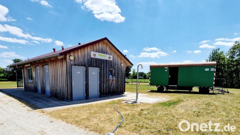 Der Kiosk am Schwarzenfeld Forsterweiher hatte schon mehrere Pächter. Keiner ist geblieben. Der Toilettenwagen rechts stammt noch von einem großen Zeltlager der Wasserwacht am Wochenende. Bild: Dobler