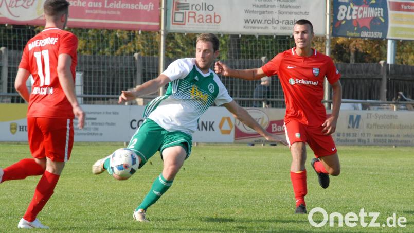 Martin Bächer (Mitte) verlässt den SV Mitterteich und spielt künftig für den FC Tirschenreuth. Archivbild: Gebert