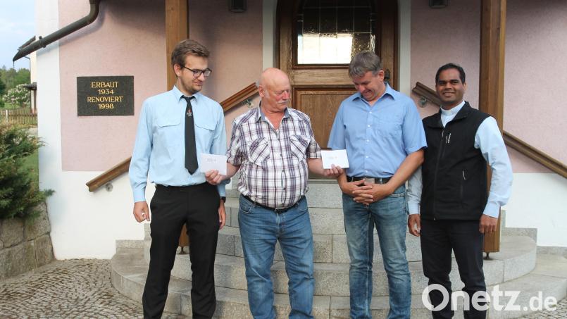Michael Stahl (Zweiter von rechts) und Konstantin Völkl (links) freuen sich: Josef Helgert übergibt ihnen jeweils 350 Euro. Bild: pi