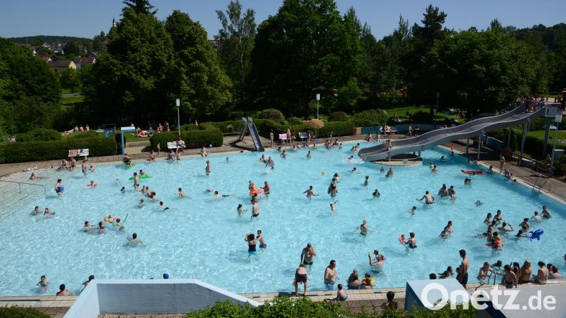 Das Nichtschwimmerbecken im Pleysteiner Freibad ist ab Samstag, 27. Juni, für den Badebetrieb mit 100 Personen freigegeben. Insgesamt dürfen 500 Besucher in die Freizeiteinrichtung kommen. Bild: bey (Archiv)