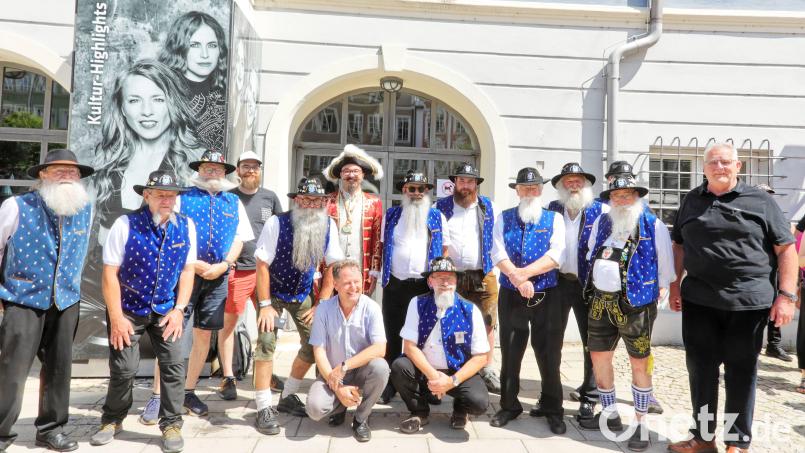 Ein Teil der Teilnehmer des Ostbayerischen Bartclubs mit dem Bürgermeister von Burghausen, Florian Schneider (Mitte, kniend), links daneben (in Hocke) Weltmeister Willi Preuß aus Sulzbach-Rosenberg, Präsident des Ostbayerischen Bartclubs, sowie 2. Bürgermeister Norbert Stranzinger (rechts). Bild: Preuß/exb