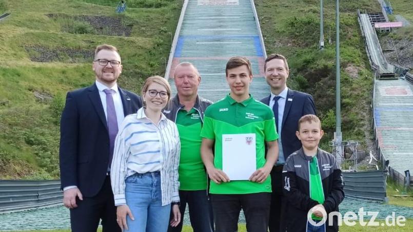 BLSV-Kreisvorsitzender Markus Täuber (von links), Dritte Bürgermeisterin Cathrin Seltmann und Schützen-Jugendleiter Hans-Jürgen Hautmann freuen sich mit den Geehrten Jonas Kuhbandner und Linus Matt. Auch Landrat Florian Wiedemann gratulierte. Bild: Schützengesellschaft Mehlmeisel/exb