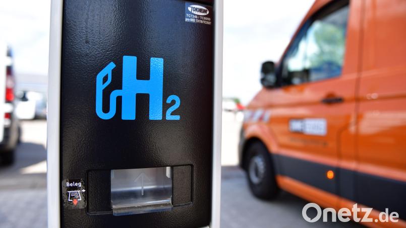 In Neustadt/WN könnte Mitte nächsten Jahres die erste Wasserstoff-Tankstelle des Landkreises in Betrieb gehen. Über die Bauvoranfrage waren die Stadträte begeistert. Wann dort allerdings das erste kommunale Fahrzeug befüllt wird, ist noch ungewiss. Symbolbild: Martin Schutt/dpa