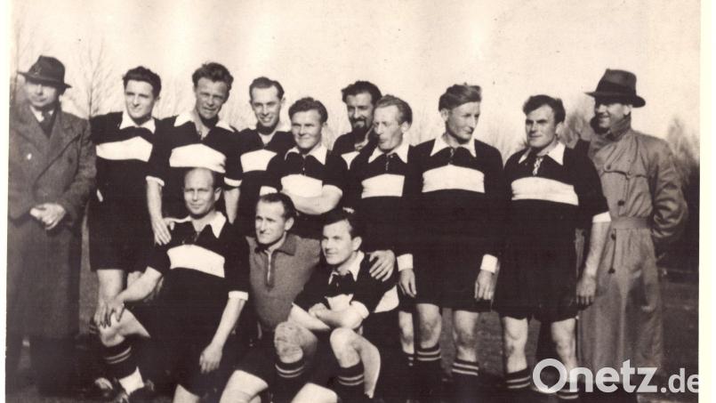 Die B-Klassenmeisterschaft 1952/53 und den Aufstieg des FC Freihung in die A-Klasse Weiden feierten seinerzeit (stehend, von links) Vorsitzender Carl Schröder, Georg Schenk, Spielertrainer Georg Süß, Emil Hufnus, Adolf Hörl, Michael Heuberger, Alfons Meier, Ludwig Kohl, Georg Krapf, Zweiter Vorsitzender Justin Sittl, (kniend, von links) Adam Rittner, Willibald Bauer, Kurt Eisenmenger. Bild: nbu