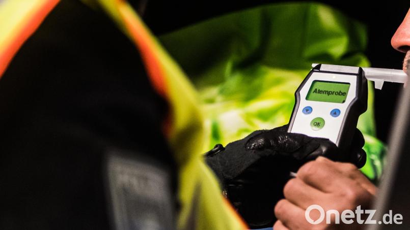 Nicht wenig Alkohol im Blut hatte ein 37-jähriger Autofahrer, den die Polizei in Schnaittenbach kontrollierte. Symbolbild: Andreas Arnold/dpa