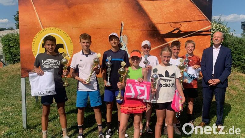 Bei der Siegerehrung (von links): Marian Geyer, Tom Karger, Elias Rus-Barna, Ida Schopper, Maximilian Noventa, Amelie Lautenschlager, Lei Bruske, Hugo Bauersachs und Günter Simmerl. Bild: exb