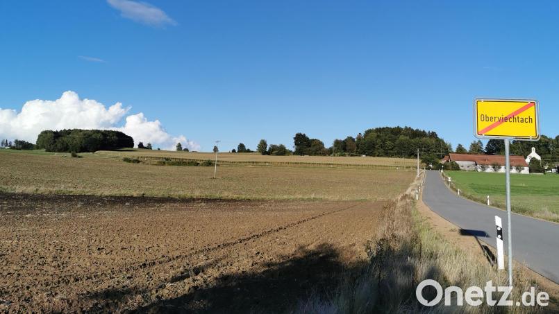 Die Erweiterung des Industrie- und Gewerbegebietes West auf dem Acker in Richtung Hof wurde mit dem Bürgerentscheid zunächst gestoppt. Ein Gutachten könnte nun einen Überblick über alle landwirtschaftlichen Flächen und deren Nutzungspotential im Stadtgebiet verschaffen. Archivbild: Portner