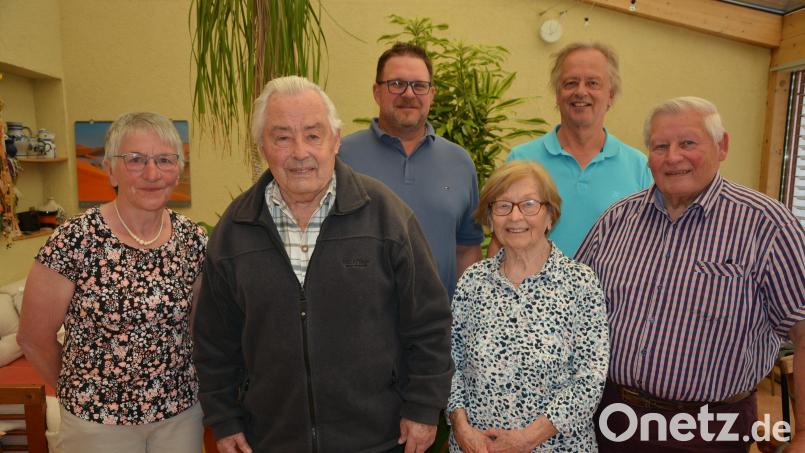 Viele Glückwünsche erhielt Volkmar Golle (Zweiter von links) zum 95. Geburtstag. Es gratulierten neben Ehefrau Irmgard (Dritte von rechts) und Sohn Roland (Zweiter von rechts) auch Frieda Vogelhuber (links) vom TSV Pechbrunn-Groschlattengrün, Bürgermeister Stephan Schübel (Mitte) und Eugen Wameser. Bild: jr