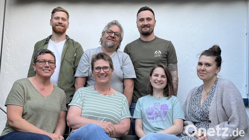 Julian Bäumler, Josef Götz, Patrick Bäumler (von links, hinten) sowie (vorne, sitzend) Isa Will, Bettina Bäumler, Maria-Pilar Lindner, Lena Bäumler. Bild: Bonsai/exb