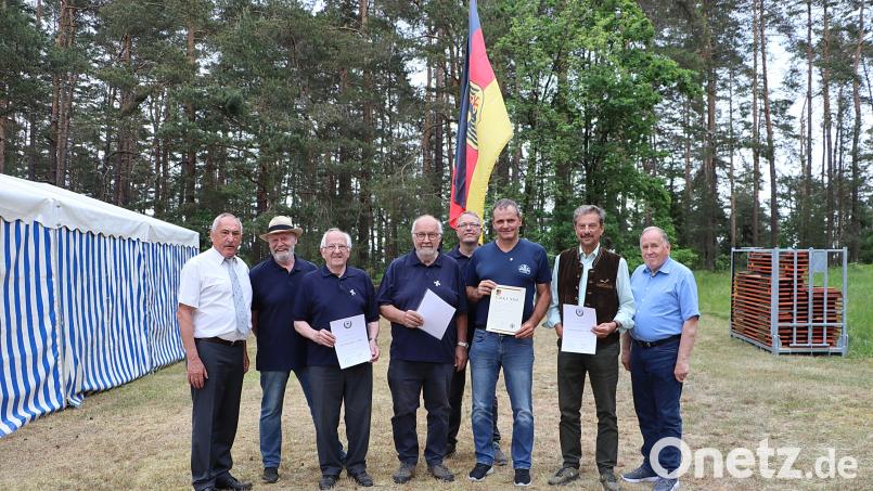 Nach den Ehrungen: (von links) Werner Gebhard (Reservistenverband), Hans-Reiner Heldrich (RK-Vorsitzender)., Rudi Schmitt, Rudi Gruber, Michael Schuster (SRK-Vorsitzender), Klaus Hiltel, Dieter Kohl, Horst Embacher (BSB-Bezirksvorsitzender). Bild: gru