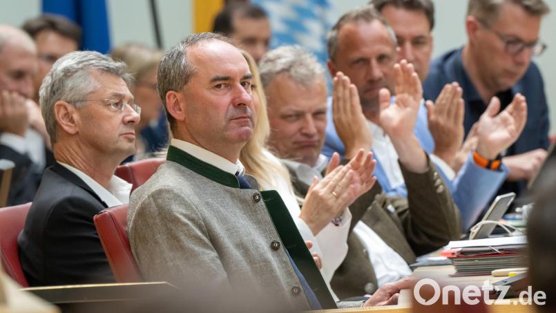 Trotz Applaus von den eigenen Leuten: Glücklich sieht Hubert Aiwanger (vorne) am Mittwoch im Landtag nicht aus. Bild: Peter Kneffel