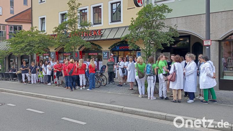 Am bundesweiten Streiktag der Apotheken gehen auch in Weiden rund 50 Mitarbeiter mehrerer Apotheken auf die Straße. Sie versammeln sich vor der Anker-Apotheke, die an diesem Tag den Notdienst aufrecht hält. Bild: Hladik