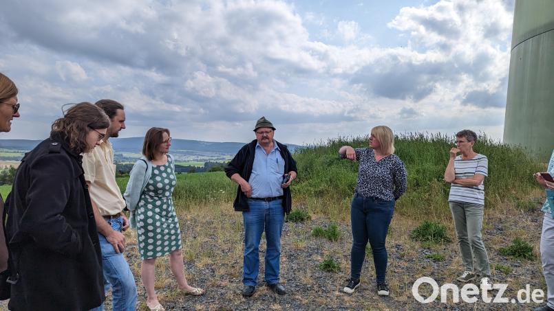 Bürgermeister Alfred Stier (mit Hut) informierte die Teilnehmer über die Entwicklung der Windkraft in Bärnau. . Bild: Bündnis90/Die Grünen/exb