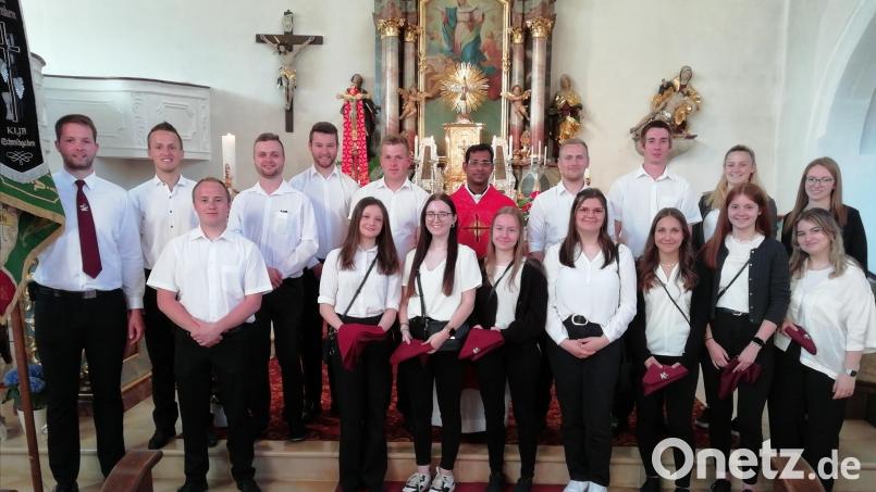 Das Bild zeigt die neuen KLJB-Mitglieder mit Pfarrer Jommon. Bild: Altmann/exb