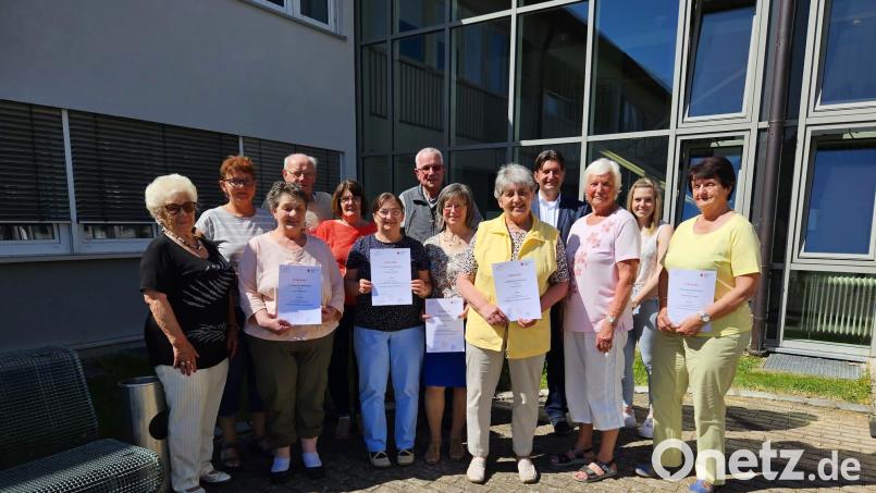 Bei einem Treffen zeichnet der BRK-Kreisverband Weiden/Neustadt/WN zahlreiche langjährige Übungsleiterinnen aus. Tanja Gorisch und Kreisgeschäftsführer Sandro Galitzdörfer (hintere Reihe, von rechts) nahmen die Auszeichnungen vor und überreichten Urkunden. Anni Priebe (Zweite von links) ist seit 30 Jahren dabei. Bild: exb/BRK-Josef Ott