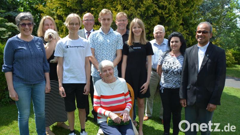 90. Geburtstag feierte am Sonntag Auguste Köstler (sitzend). Der gebürtigen Landshuterin gratulierten (von links) Seniorenbeauftragte Beate Ott, Schwiegertochter Ursula, Enkel Lucas, Bürgermeister Klaus Meyer, Enkel Niclas, Sohn Hans, Enkelin Luisa, Manfred Riedl (Vater von Schwiegertochter Ursula), Christa Dietl und Pfarrer George Parankimalil (beide Expositur Ottengrün). Bild: jr