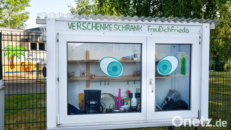 Der Verschenkeschrank Frieda steht jetzt in Amberg an der Königsberger Straße. Bild: Petra Hartl