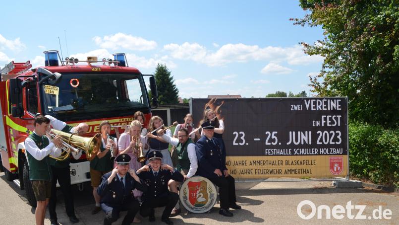 Feuerwehr und Blaskapelle aus Ammerthal organisieren gut gelaunt anlässlich ihrer Jubiläen eines der größten Vereinsfeste in der Gemeinde. Bild: oe