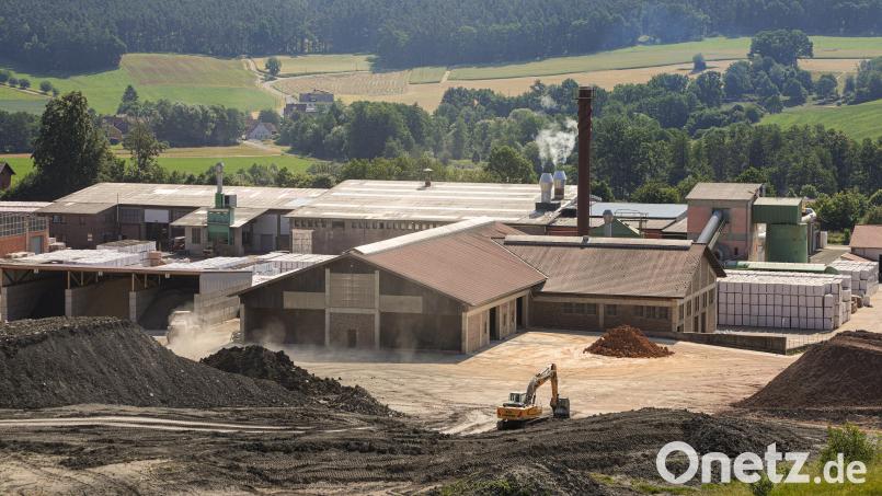 Das Ziegelwerk von Leipfinger-Bader in Schönlind bei Vilseck. Nach einer mehrwöchigen Pause wird hier inzwischen wieder produziert. Bild: Wolfgang Steinbacher