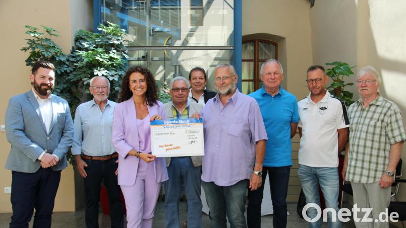 Filialleiterin Tanja Hochholzer (Dritte von links) überreichte gemeinsam mit Direktor a. D. Dieter Holub (Vierter von rechts) im Neustädter Rathaus 3000 Euro Gesamtspende an sechs Neustädter und Weidener Vereine. Bild: prh