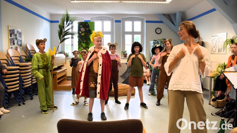 Immer wieder mischt sich Regisseurin Lisa Müller unter die Kinder, um ihnen bei den Proben Kniffs und Tricks zu Bewegungsabläufen auf der Bühne zu zeigen. Bild: ubb