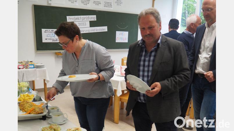 Im Bereich Ernährung und Soziales galt es, Vor-, Haupt- und Nachspeisen für ein umfangreiches Büfett zu kreieren. Zur Verköstigung waren alle fünf Bürgermeister des Schulverbandes mit der Schulleitung, der Verwaltung und Klassleitung eingeladen. Bild: Fichtelnaabtalschule/exb