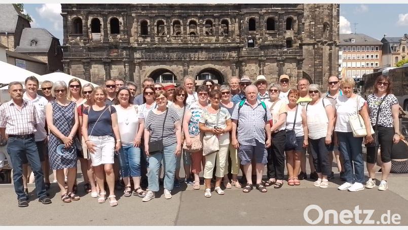 An der Porta Nigra in Trier stellen sich alle Teilnehmer zu einem Erinnerungsfoto zusammen. Sie sind von der herrlichen Weinregion begeistert. Bild: dob