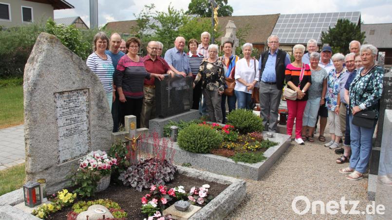 Am Grab ihres Freundes und Gönners Fritz Berger sprachen die "Schneebergfreude" für alle bereits verstorbenen Kameraden ein Gebet und zündeten eine Kerze an. Bild: frd