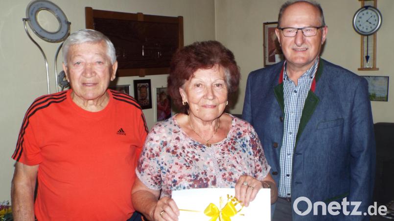 Gerda Krell feiert 80. Geburtstag. Unter den Gratulanten sind ihr Ehemann Paul (links) und Dritter Bürgermeister Hubert Blödt. Bild: e