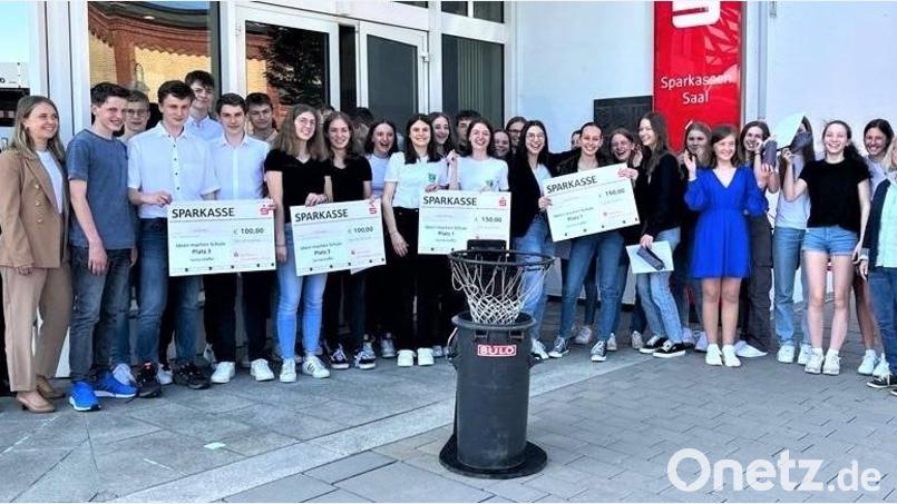 Die Schülerinnen und Schüler waren mit kreativen Gründerkonzepten bei der Hans-Lindner-Stiftung im Regionalwettbewerb erfolgreich und wurden bei der Sparkasse Cham ausgezeichnet. Bild: Georg Lang/exb.