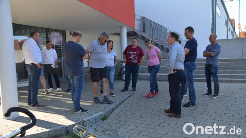 Diese Bordsteinkante soll vor der Sportarena mit dem Vorplatzpflaster egalisiert werden, um den barrierefreien Zugang zu gewährleisten. Bild: ak