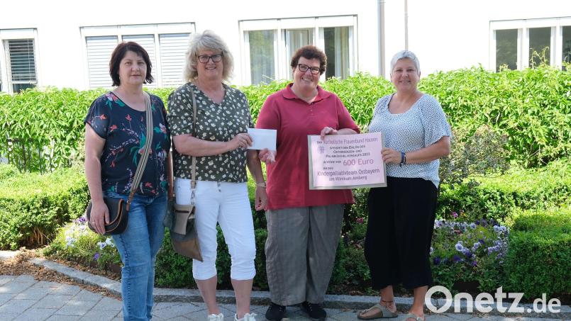 Bei der Spendenübergabe (von links) Petra Retzer; Christine Tischner, Karin Borchers vom Kinderpalliativteam und Sandra Lenk. Bild: Klinikum/Dietl/exb